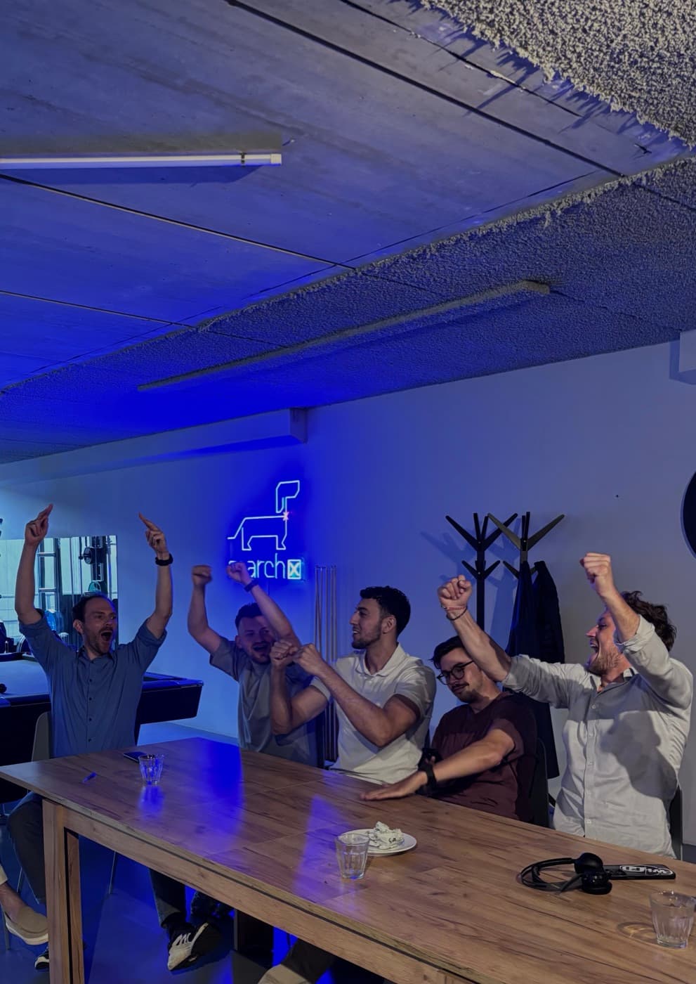 Het Search X-team viert samen een succes