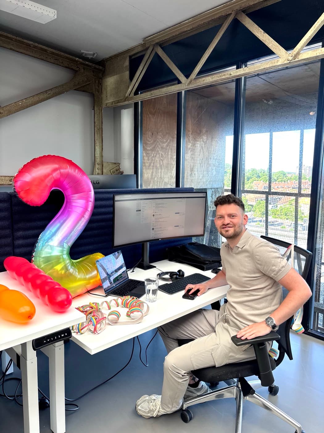 Collega aan het werk op de Search X-werkplek