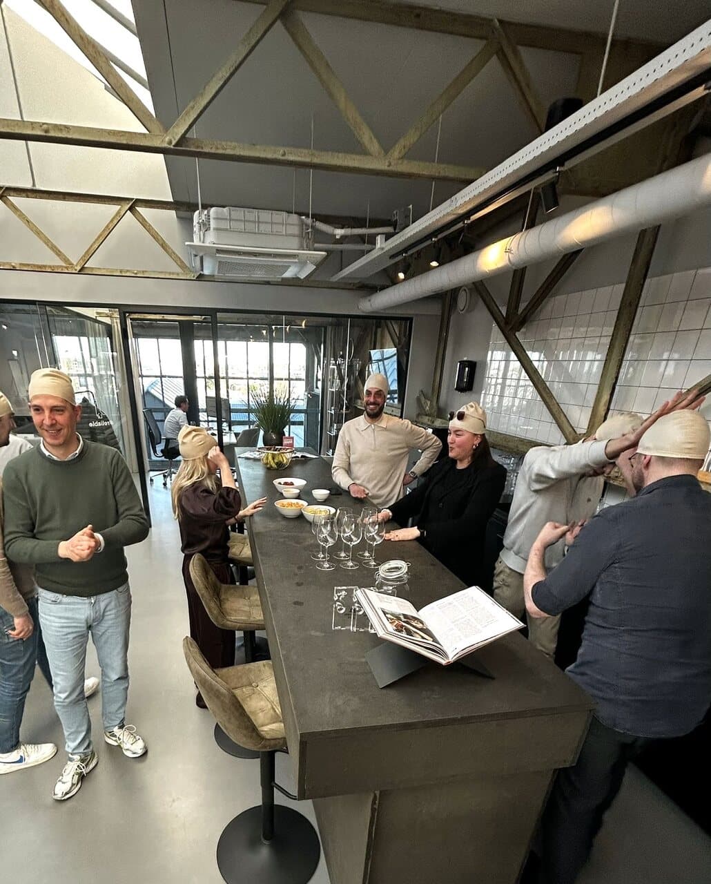 Collega's van Search X praten bij aan de grote tafel op kantoor