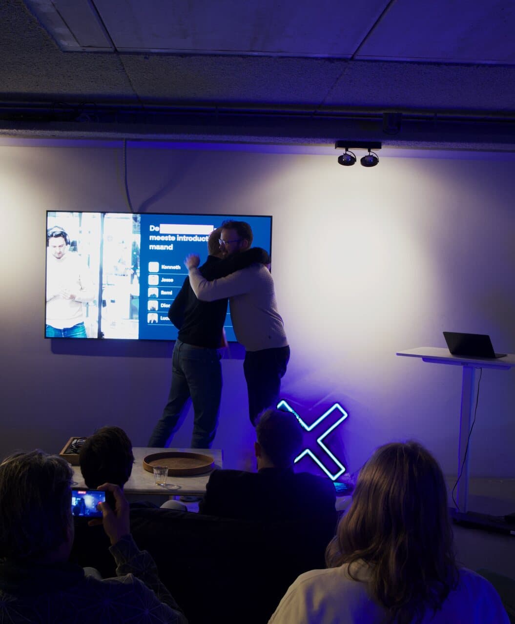 Avondevent van Search X met het verlichte X-logo