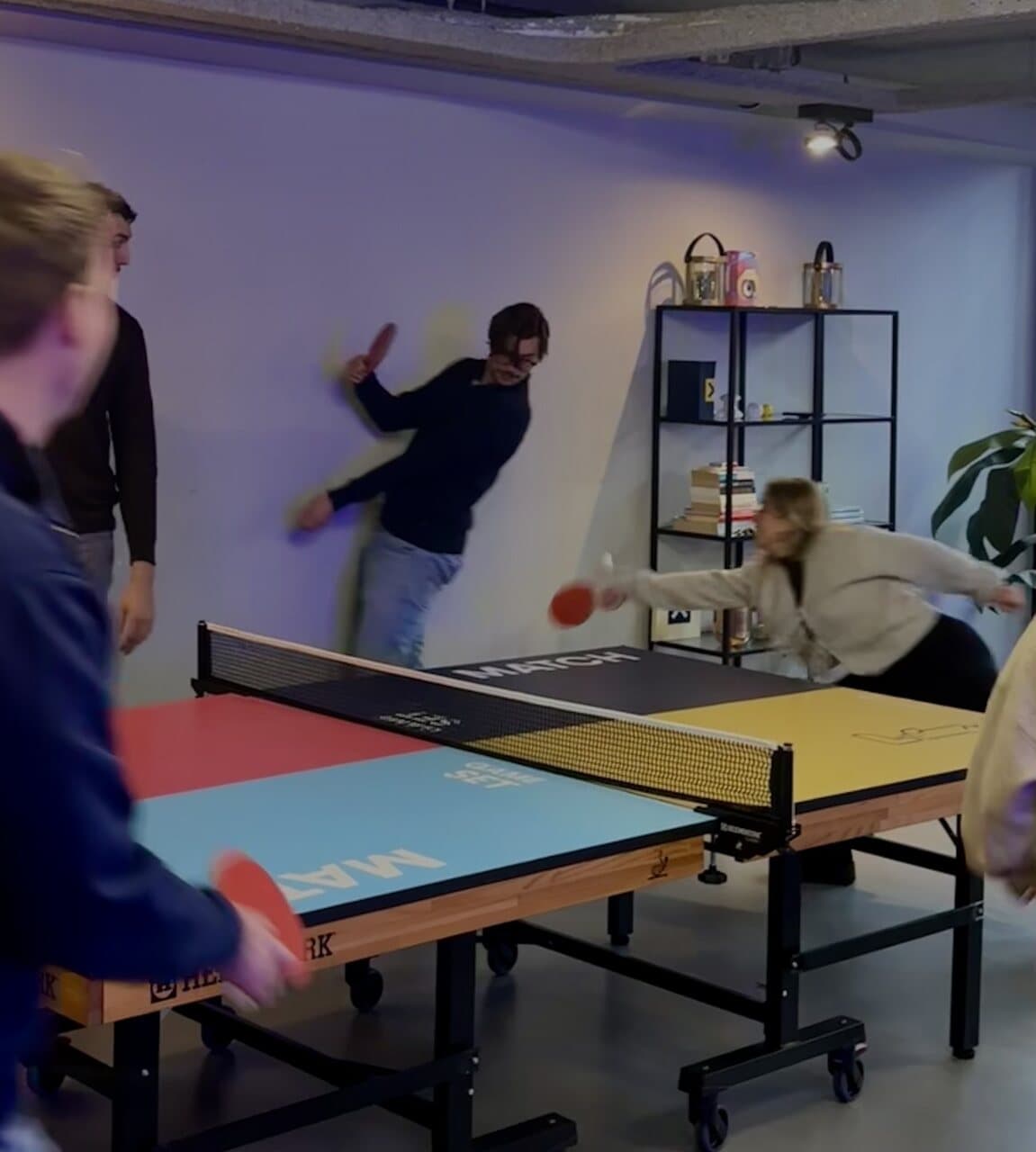 Collega's spelen een potje tafeltennis op het Search X-kantoor