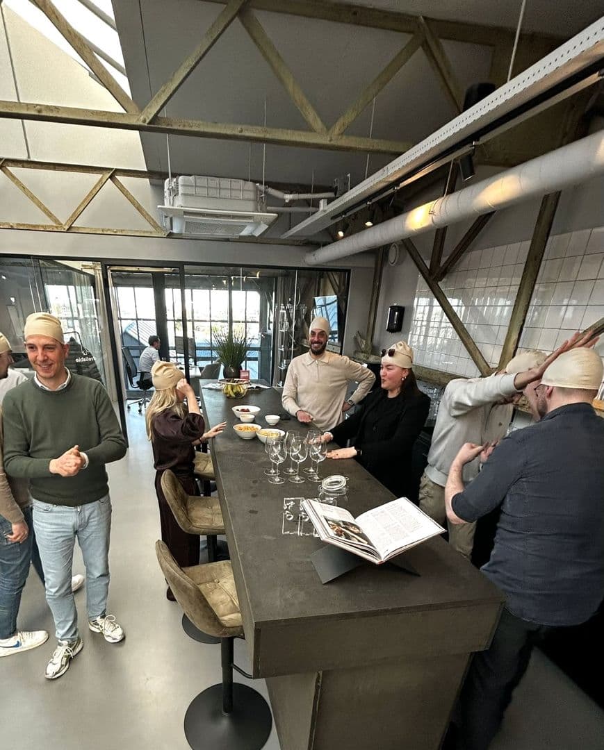 Het Search X-team rond de tafel tijdens een borrel
