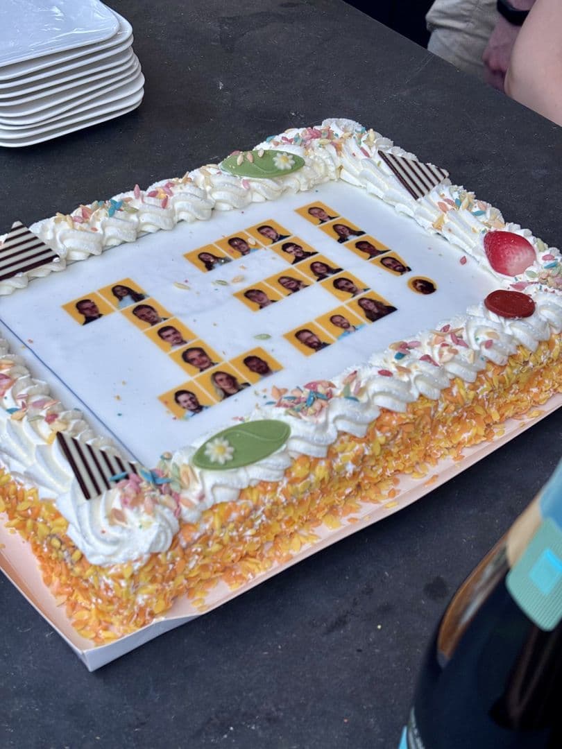 Feesttaart met het Search X-logo erop