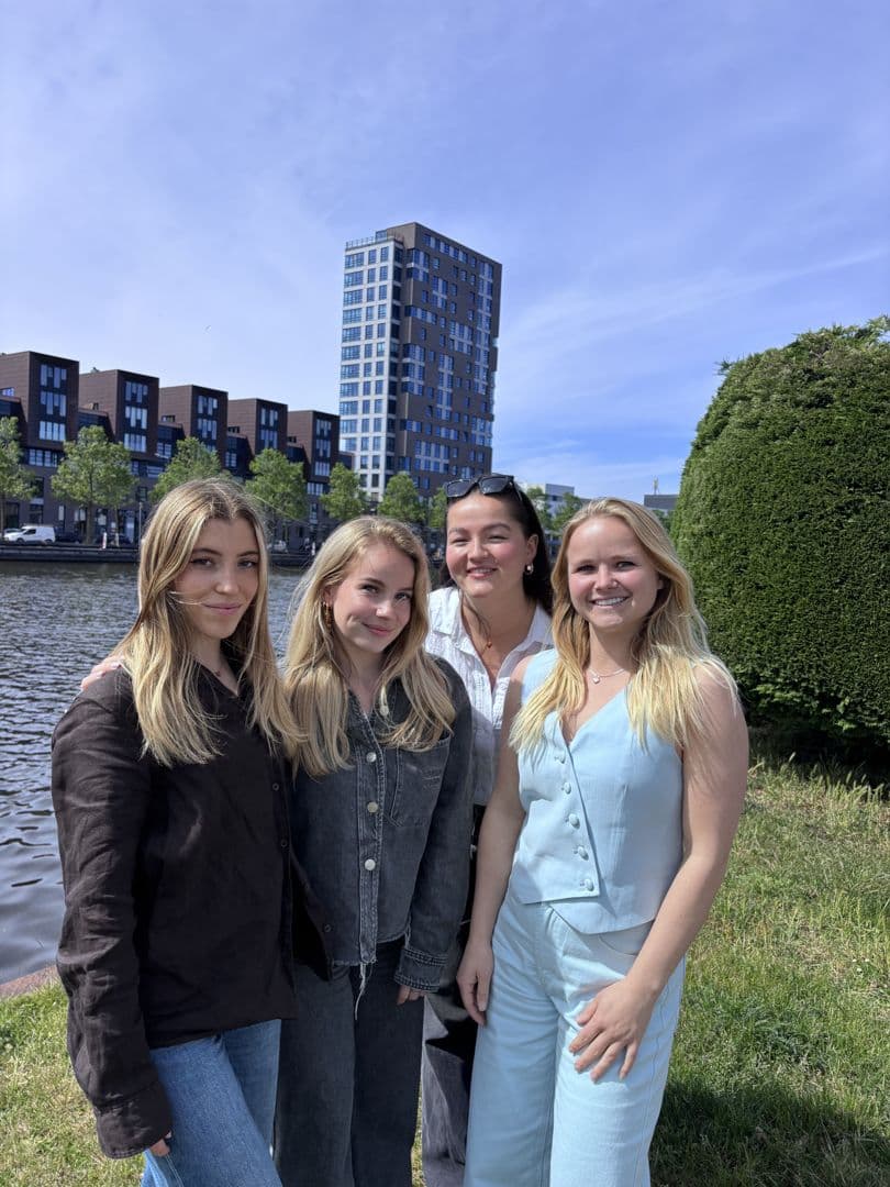 Vier collega's van Search X buiten bij het water